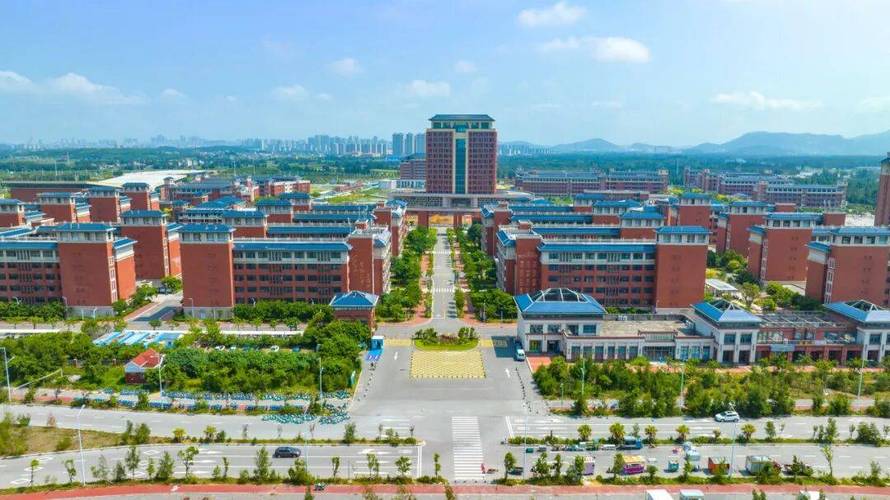 {“title”: “2026高职分类报考必看 福建信息职业技术学院怎么样？——福建信息技术人才摇篮的全面解读”, “content”: “## 一、学校概况 底蕴深厚的“信息类”高职强校\n\n福建信息职业技术学院是经福建省人民政府批准、教育部备案的全日制普通高等职业院校，坐落于福建省福州市。学校以“信息”为名，以信息技术为特色，是福建省示范性现代职业院校、福建省“双高计划”立项建设院校，同时也是教育部首批“国家示范性高等职业院校建设计划”骨干高职院校立项建设单位。学校现有龙腰、杜园、平潭三个校区，设有